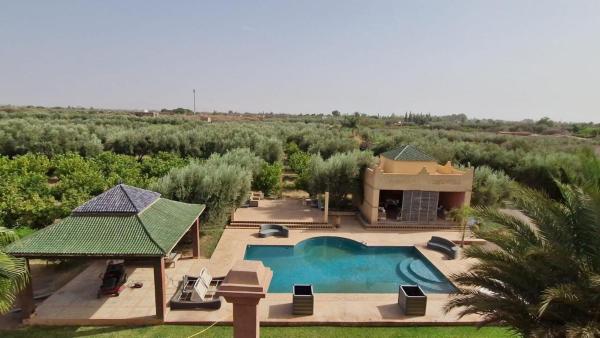 写真にはOulad Mazoug市にあるVilla Hが写っています。