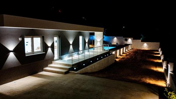 A la foto es mostra l'objecte Villa Lumière situat a la ciutat de Mostar.
