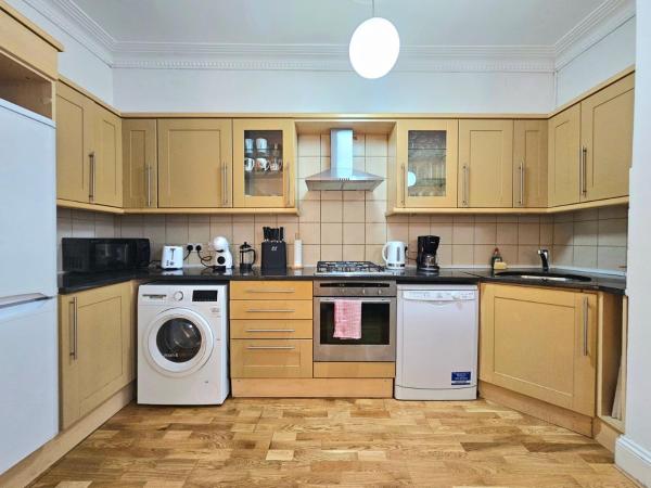 Foto 4: Spacious & Cosy 2 Bedroom Home plus 2 Sofa-beds with Private Entrance and Back Patio, 3 min walk to Earl's Court Station