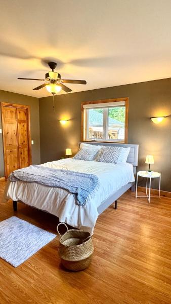 写真にはモンクトン市にあるCozy 2 bedroom apartment with yard, big loungeが写っています。