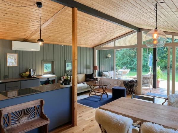 La photo montre l'objet Cozy Summerhouse Near The Beach In Rågeleje situé dans la ville de Græsted.