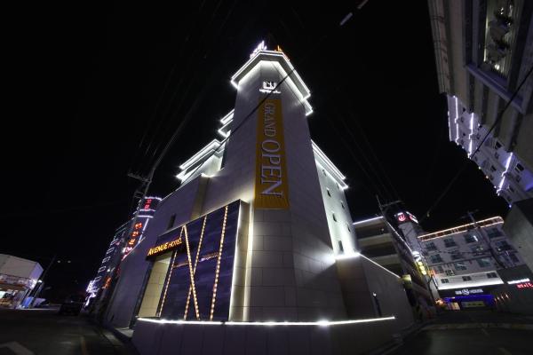 Op de foto is het object Avenue Hotel te zien, gelegen in de stad Wanju.