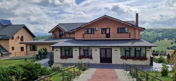 Na fotografii je vidět objekt Casa Galu nacházející se ve městě Oituz.