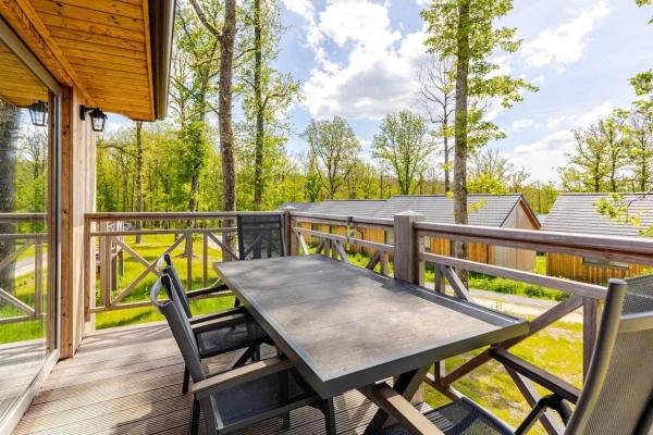 På billedet ses objektet Comfortable chalet in Somme-Leuze with pétanque court beliggende i byen Baillonville.