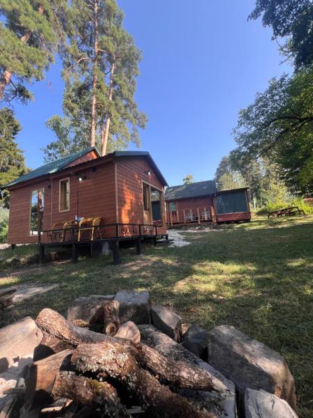 Na fotografii je vidět objekt Eco Cottages Borjomi nacházející se ve městě Bordžomi.