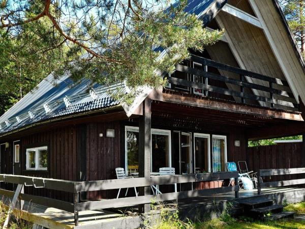 Na fotografii je vidět objekt 5 person holiday home in LÖGDEÅ nacházející se ve městě Karlsviken.