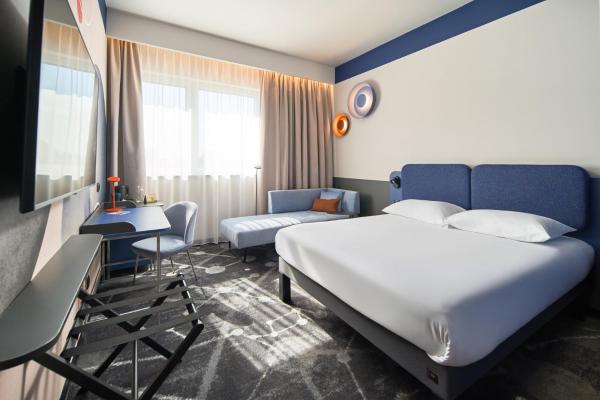 Na zdjęciu widoczny jest obiekt ibis Styles Katowice Airport położony w mieście Tapkowice.