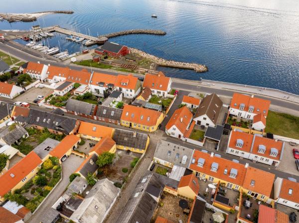 På billedet ses objektet Charming Townhouse From 1877, Located In The Middle Of Løgstør Only 100 Meters From The Harbor beliggende i byen Løgstør.