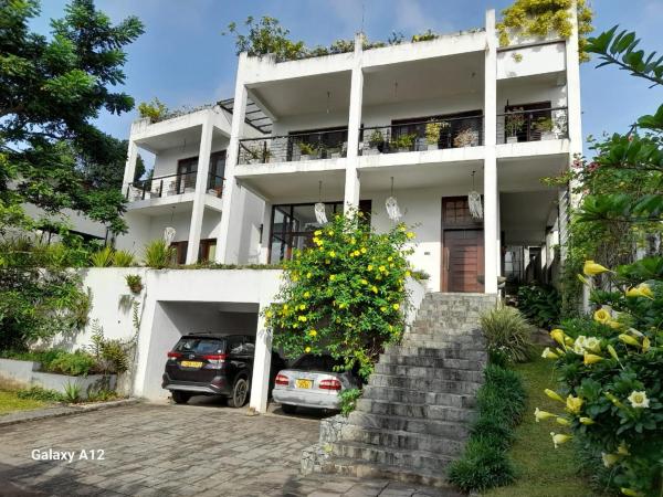På billedet ses objektet The Pinnacle Life beliggende i byen Matale.