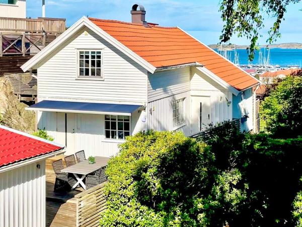 Na foto é possível ver o objeto 8 person holiday home in ELLÖS localizado na cidade de Ellös.