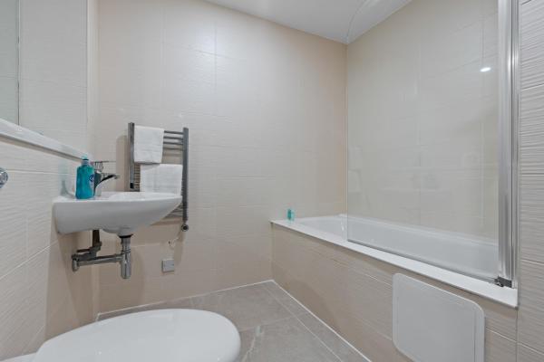 Fotografie 6: 2 Bed, 2 Bath New Build Apartment next to Albert Dock Liverpool & M&S Bank Arena - With Juliet Balcony - Monarchs Quay Arena Apartments - Close to Liverpool ONE Shopping, Exhibition Centre Liverpool, Pullman Hotel, Bars & Restaurants