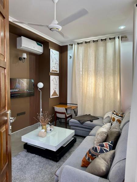 NovaRest Apartment, FULL AC, FREE WIFI, HEATING, FULLY EQUIPPED KITCHEN, PRIVATE PARKING located along the Main Road, Dar es Salaam