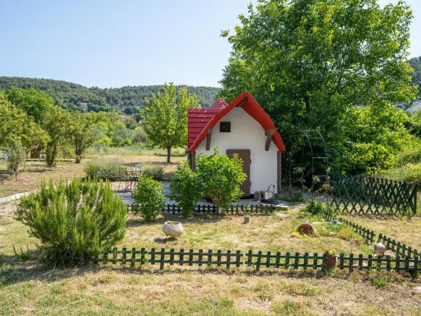 Na fotografii je vidět objekt Holiday Home Little Castle by Interhome nacházející se ve městě Rupe.