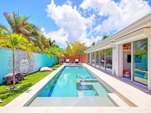 На фото показан объект Villa de Luxe avec Piscine Privée et Jacuzzi à la Baie Orientale, Marigot - FR-1-734-1, расположенный в городе Ориент-Бэй.