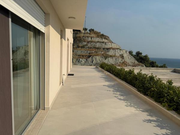 Na fotografii je vidět objekt Luxury Escape with Stunning Sea View nacházející se ve městě Durrës.