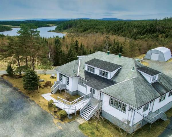 A la foto es mostra l'objecte Markland Cottage Winery situat a la ciutat de Normans Cove.