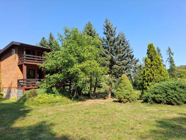 Na fotografii je vidět objekt Dom Wakacyjny z ogromnym ogrodem nacházející se ve městě Sucha.