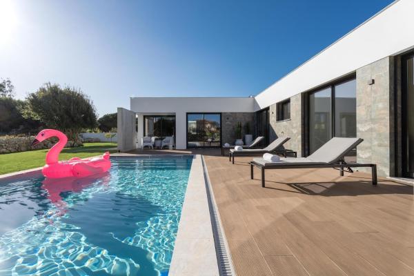 A la foto es mostra l'objecte Silver Coast Luxury Villa situat a la ciutat de Reguengo Grande.