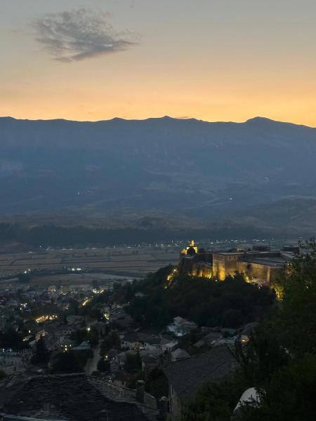 A la foto es mostra l'objecte Family House situat a la ciutat de Gjirokastër.