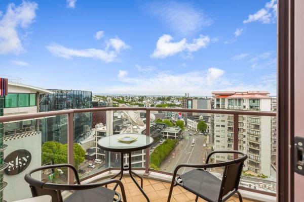 Central CBD Apt, Balcony & Parking by Zodiak Stays, Auckland