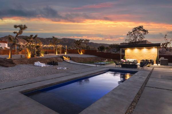 A la foto es mostra l'objecte Luxury Retreat situat a la ciutat de Joshua Tree.
