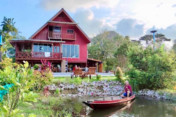 A la foto es mostra l'objecte ในสวนรัตนมณีรีสอร์ท situat a la ciutat de Ban Khuan Pling.