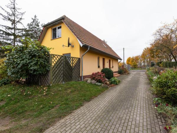 På billedet ses objektet Ferienwohnung in Usedom direkt am Haff beliggende i byen Ostklüne.