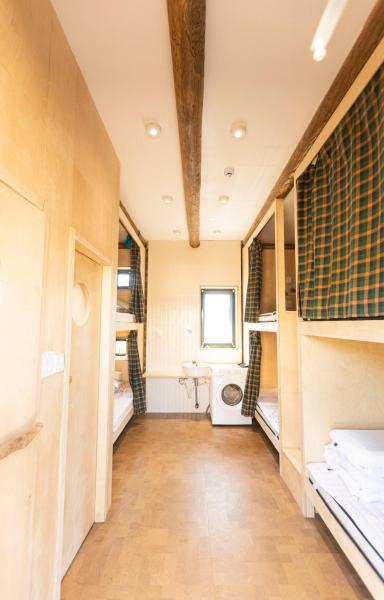 A la foto es mostra l'objecte Crazy Growth Youth Hostel situat a la ciutat de Hom.
