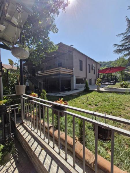 Auf dem Foto ist das Objekt guest house MyOni in der Stadt Oni zu sehen.