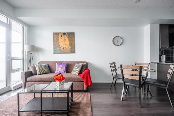 På bilden syns objektet Modern 1 Bedroom Dunfield Ave Apartment som ligger i staden Toronto.