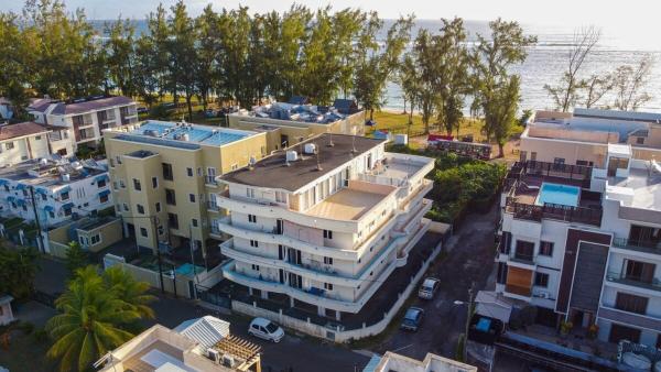 Bella 3 bed beachfront apartment, Flic-en-Flac