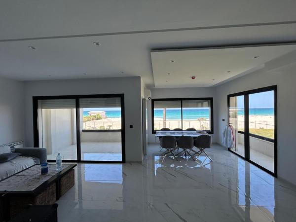 写真にはBorj el Handousse市にあるLuxury apartmentsが写っています。