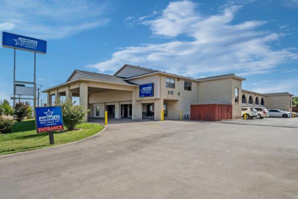 Na fotografii je vidět objekt Americas Best Value Inn Midlothian nacházející se ve městě Midlothian.