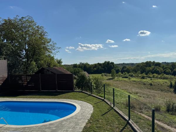 照片显示了位于Novo Brdo市的Drvena kuca za odmor Cvetkovic brdo物件。