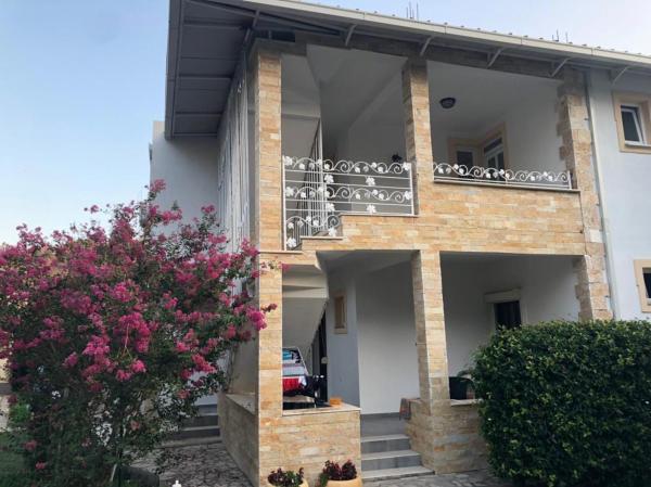 Nella foto è visibile l'oggetto Vila Jovana situato nella città di Sutomore.