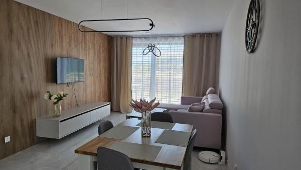 Na zdjęciu widoczny jest obiekt Moderný apartmán 2 s veľkou terasou położony w mieście Bobrów.