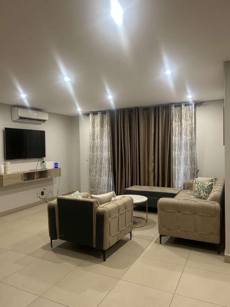 The photo shows the Cozy East Legon Apartment located in the city of Trofwi.