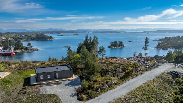 På billedet ses objektet Ny feriehytte i skjærgården beliggende i byen Austevoll.