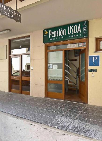 写真にはLarrasoaña市にあるPensión USOAが写っています。