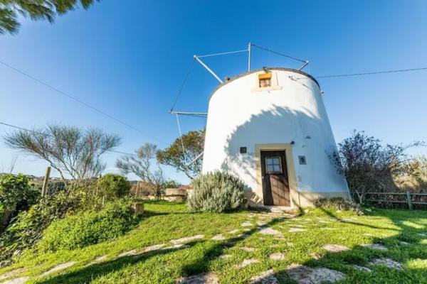 Στη φωτογραφία φαίνεται το αντικείμενο Moinho do Lebre που βρίσκεται στην πόλη Olhalvo.