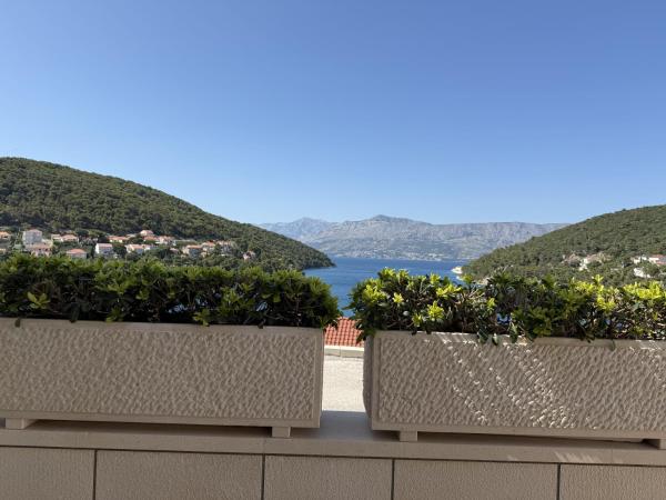 På billedet ses objektet Apartman Ružica beliggende i byen Pučišća.