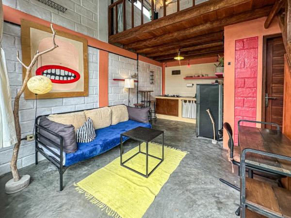 A la foto es mostra l'objecte Central 1BR Mezzanine Loft with Shared Pool, Fitness and Private Kitchen in Canggu situat a la ciutat de Mantaak.