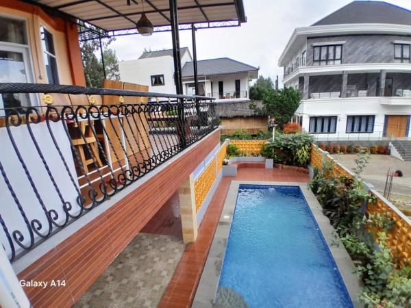 A la foto es mostra l'objecte Villa Istana Bunga Lembang situat a la ciutat de Tegalharendong.