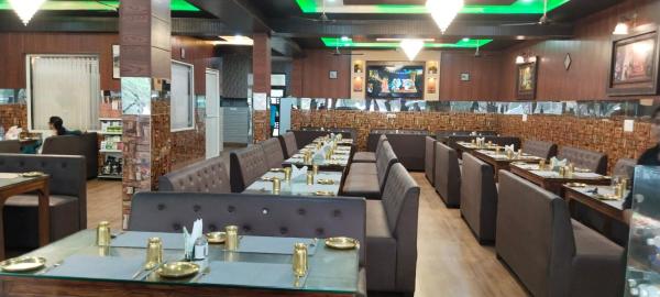A la foto es mostra l'objecte Hotel Shani - Punjabi Rasoi situat a la ciutat de Baijnāth.