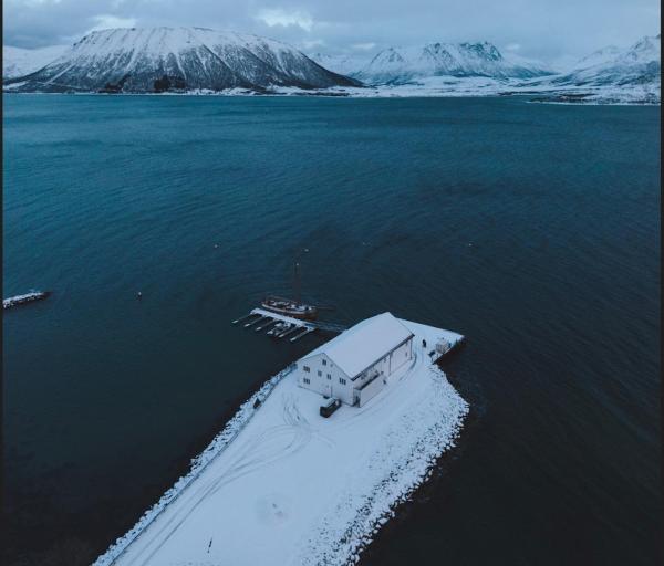 På billedet ses objektet Arctic Ocean Lodge beliggende i byen Gisløy.