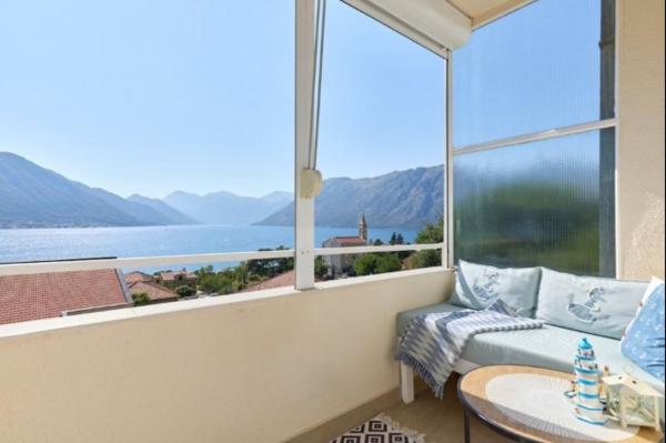På billedet ses objektet Apartment Prosperus with Sea View beliggende i byen Marovići.