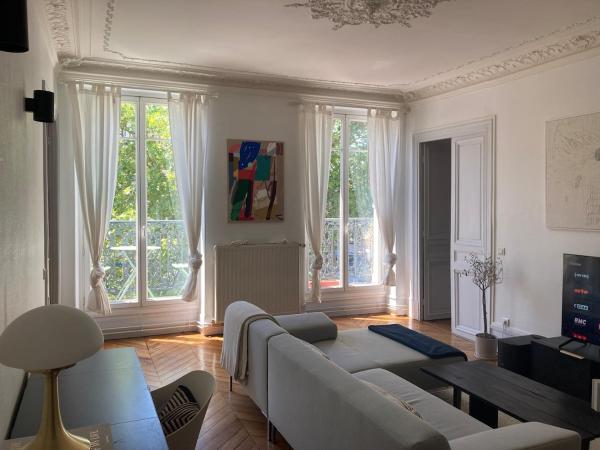 Very charming Haussmannian apartment with balcony, París