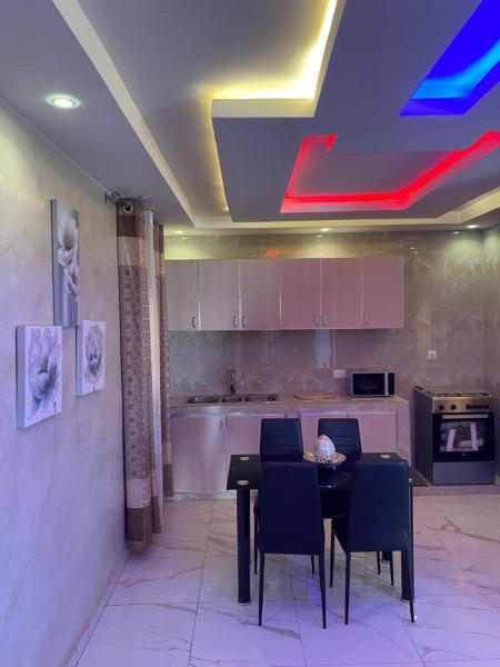 A la foto es mostra l'objecte F3 Mermoz home situat a la ciutat de Dakan.