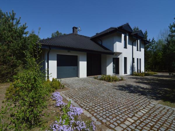 Na zdjęciu widoczny jest obiekt Villa by Lake in Borne Sulinowo położony w mieście Dąbrowica.