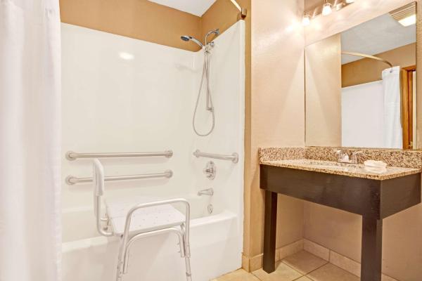 Bilde 8: Super 8 by Wyndham Louisville Airport